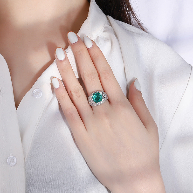 Bague en pierre précieuse émeraude, argent 925 avec accents en zircon cubique