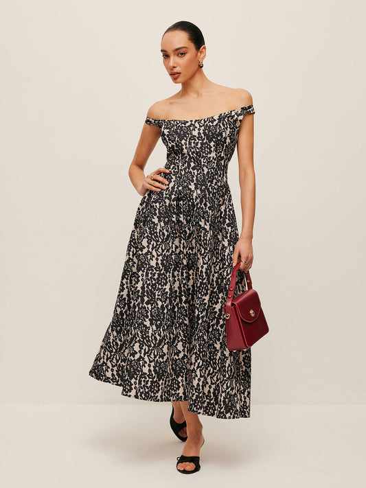 Vestido con estampado floral y hombros descubiertos