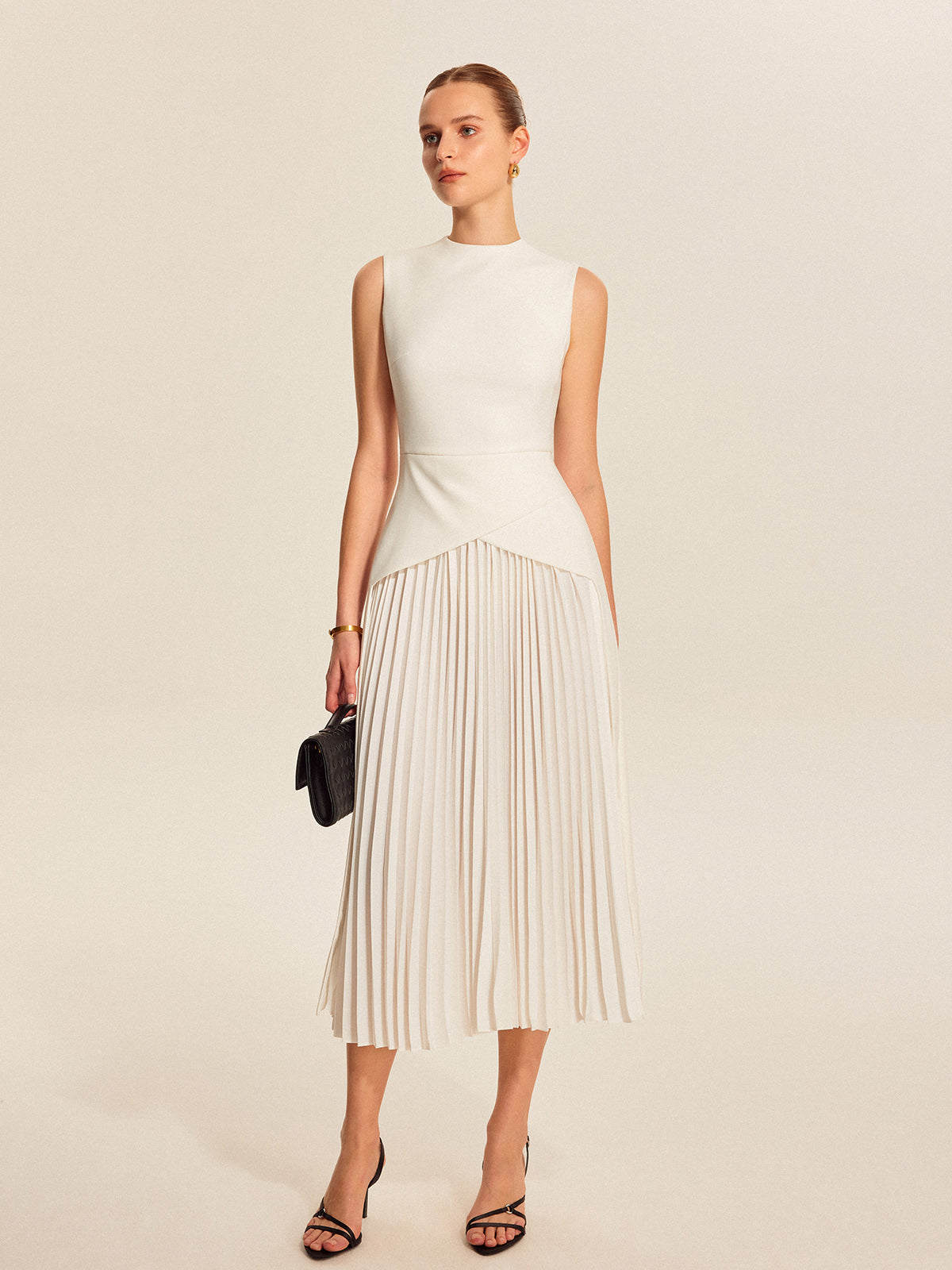 Ärmelloses plissiertes Kleid