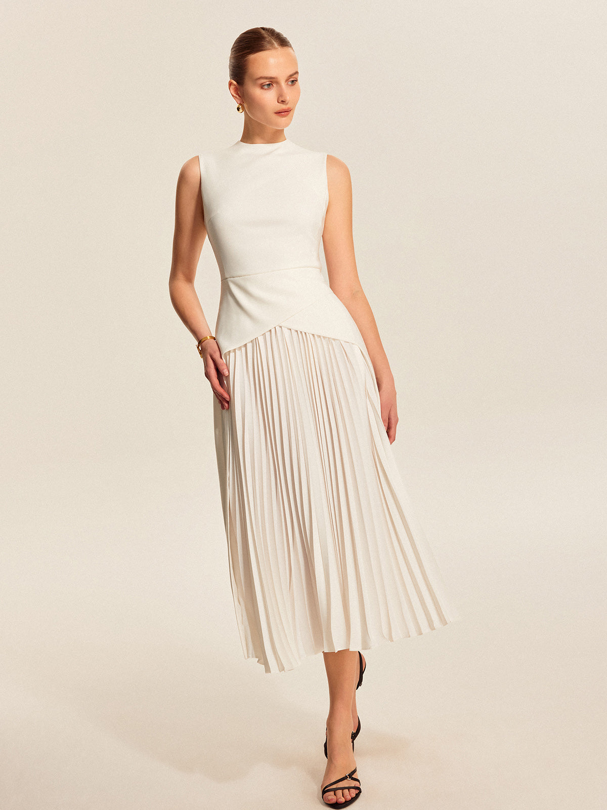 Ärmelloses plissiertes Kleid