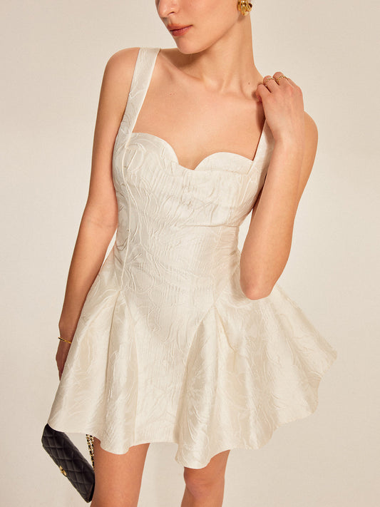 Vestido acampanado con escote corazón