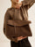 Bolso de hombro con solapa de gran capacidad y uso múltiple