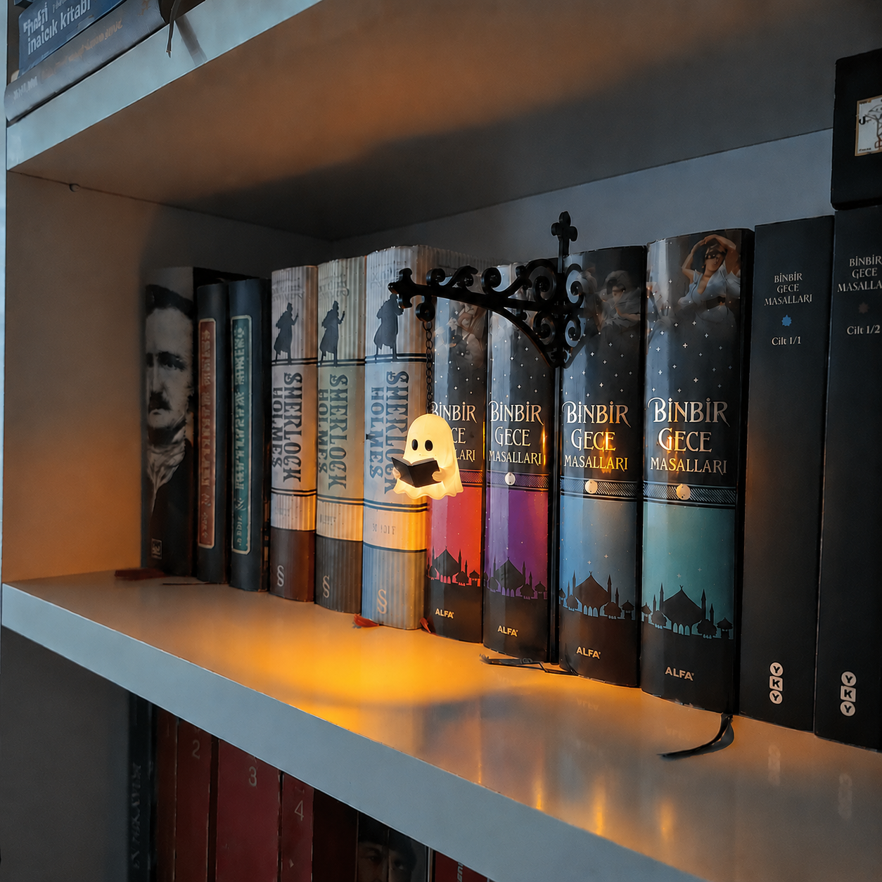 GhostGlow – Cozy Bookshelf Lantern