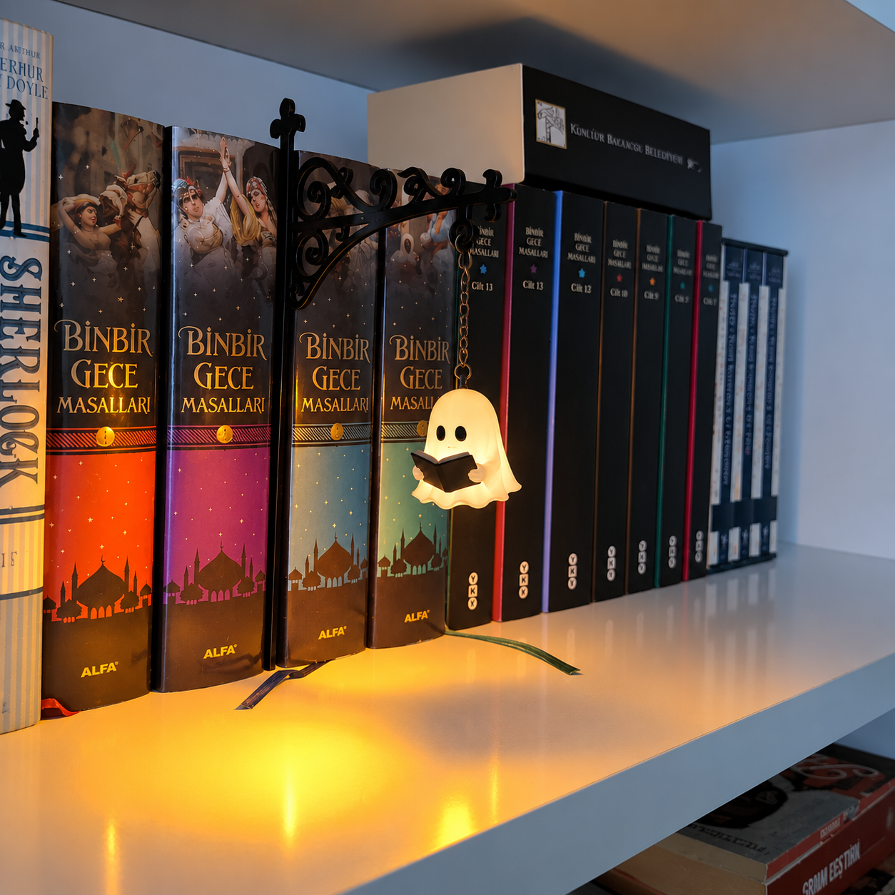GhostGlow – Cozy Bookshelf Lantern