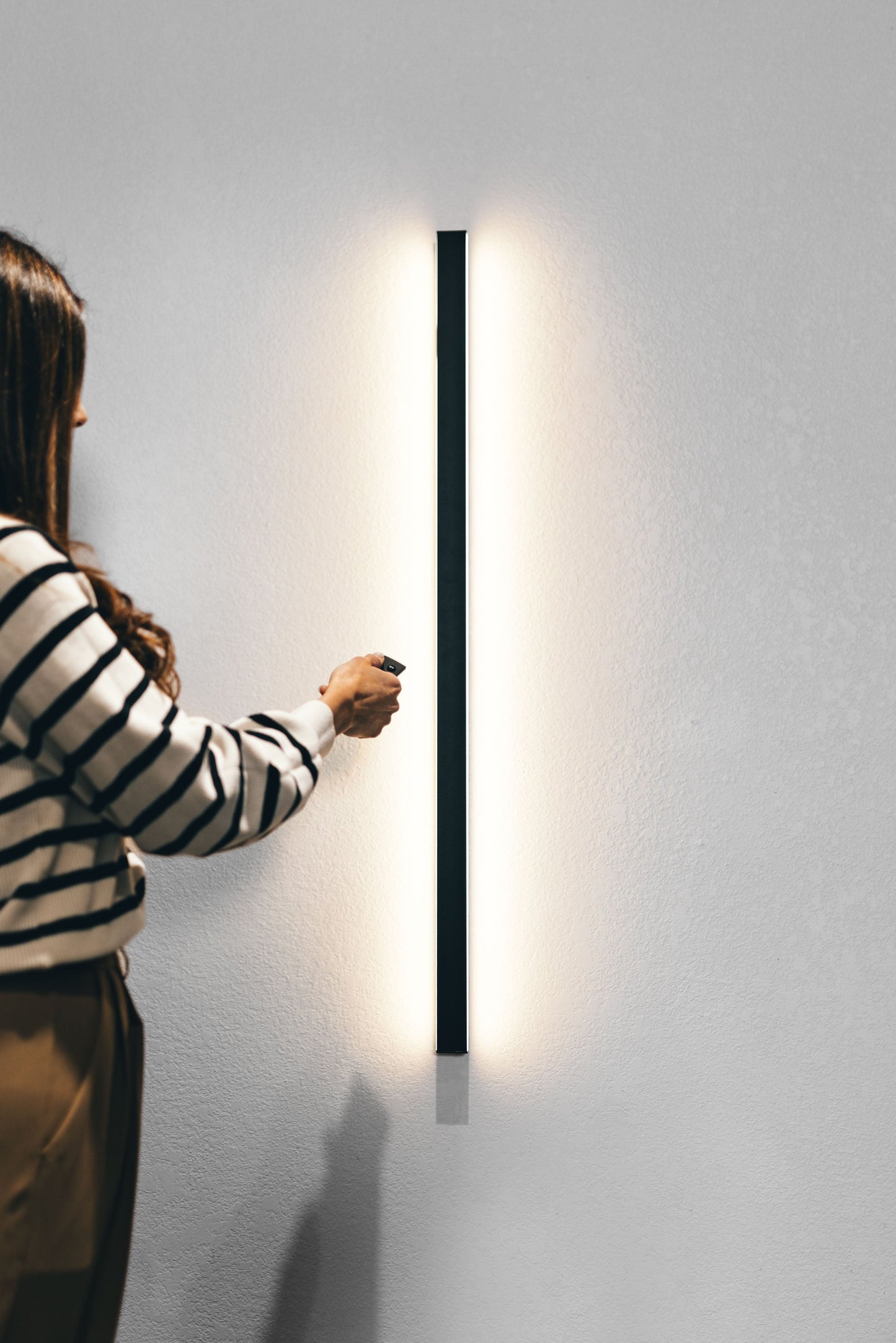 Lámpara de pared lineal minimalista con iluminación ambiental LED