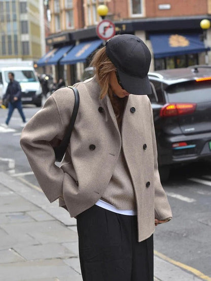 Loose-fitting jacket with button closure for women