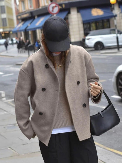 Loose-fitting jacket with button closure for women