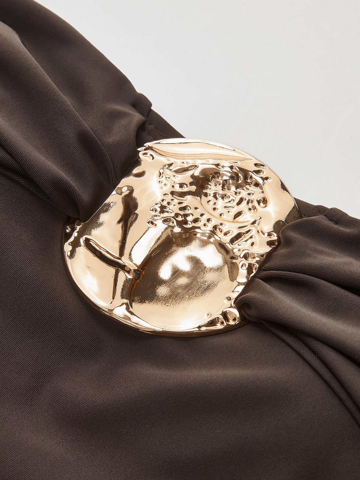 Badeanzug mit Metall-Detail und gedrehtem Vorderteil