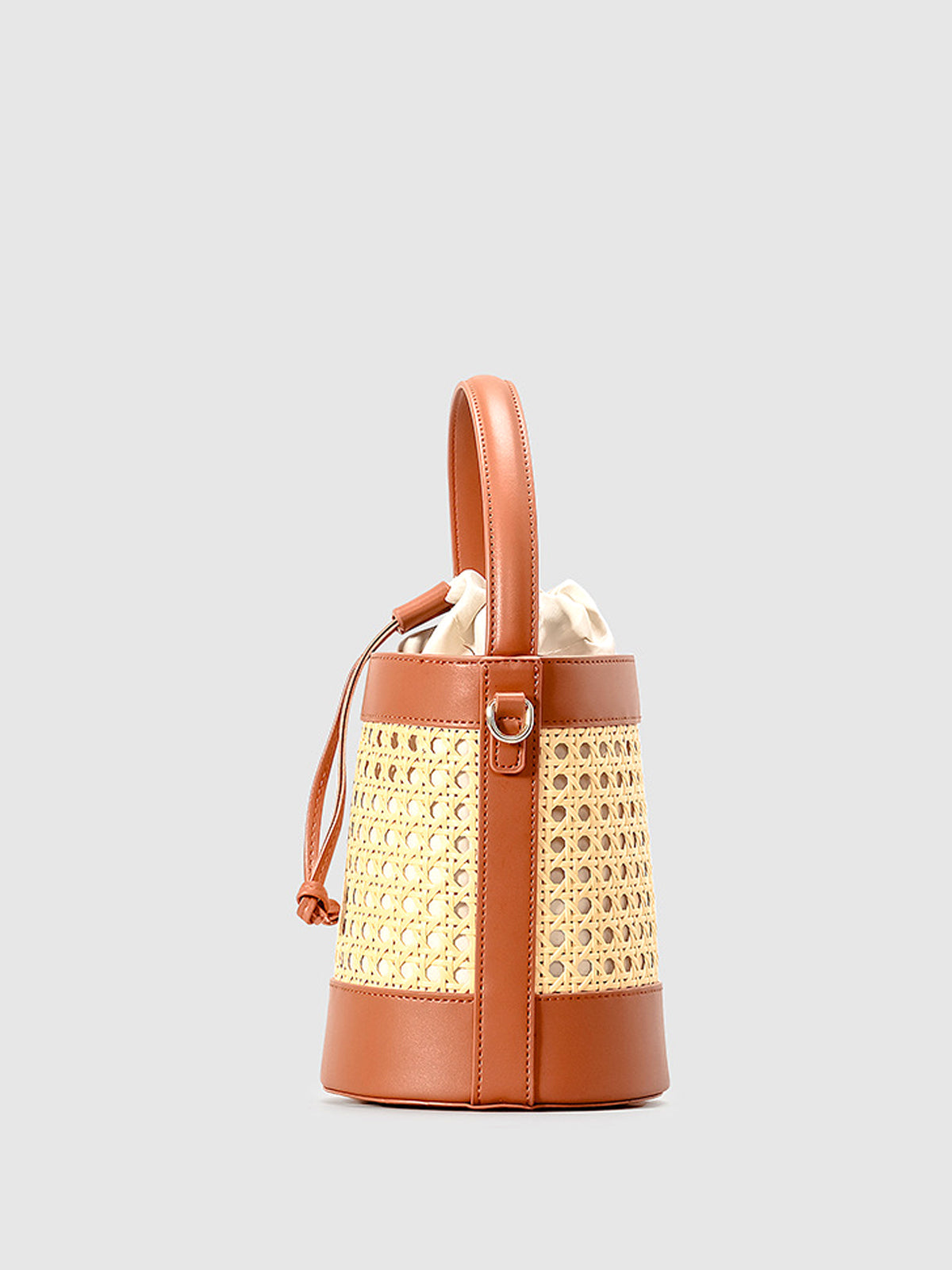 Bolso tipo cubo con cordón y acento de ratán
