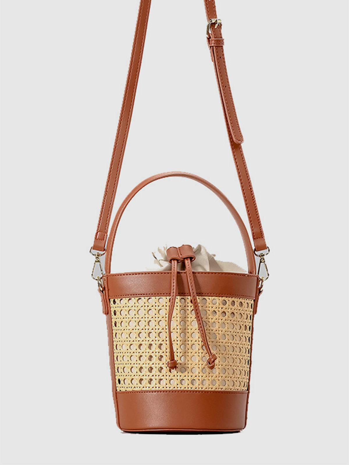 Bolso tipo cubo con cordón y acento de ratán