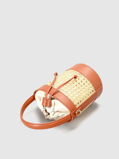 Bolso tipo cubo con cordón y acento de ratán