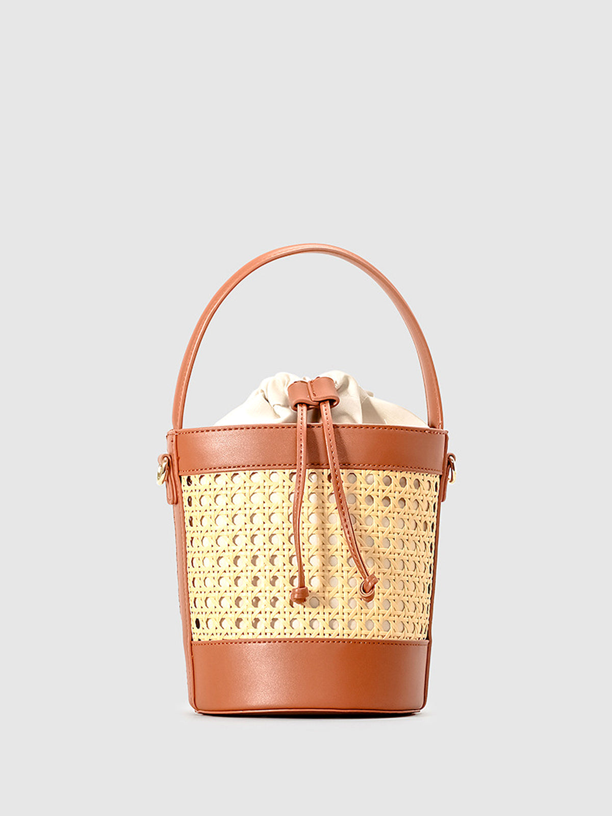 Bolso tipo cubo con cordón y acento de ratán